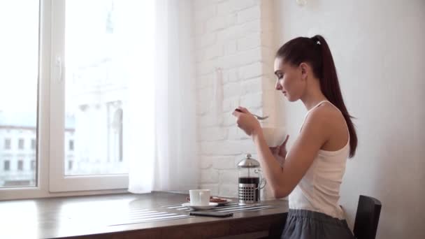 Femme prenant le petit déjeuner à la maison, appréciant la nourriture le matin — Video