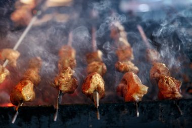 Izgara et şiş üzerinde. Restoranda ızgarada pişirme barbekü et parçaları. Yüksek çözünürlük