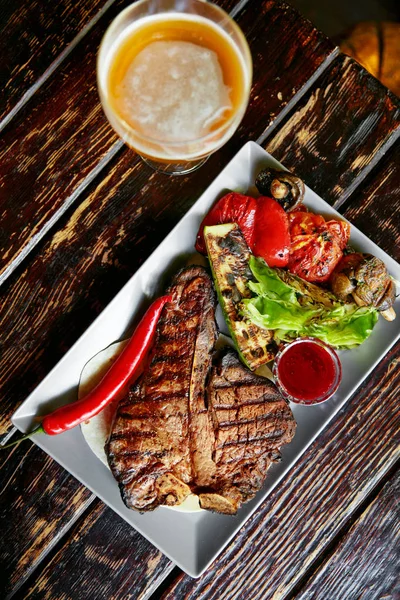 Steak Und Bier Grillfleisch Mit Grillgemüse Und Bier Auf Dem — Stockfoto