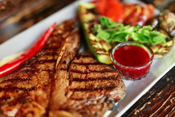 Grill Húsokat Zöldségeket Mártással Táblázat Vértes Sült Steak Grill Étteremben — Stock Fotó