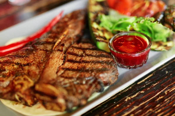 グリル ステーキ野菜とソースのクローズ アップ レストランのテーブルでバーベキューの肉を焼きます 高分解能 — ストック写真