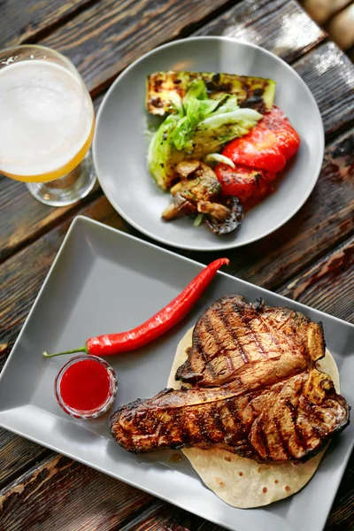 Bife Cerveja Carne Churrasco Com Legumes Grelhados Cerveja Mesa Restaurante — Fotografia de Stock