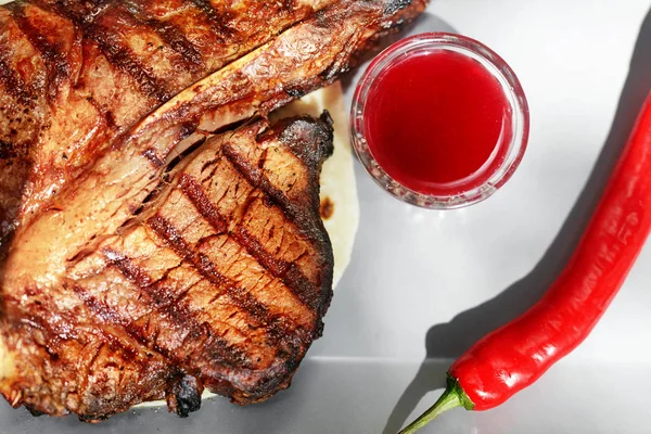 Fleischsteak Mit Chilisoße Nahaufnahme Grillfleisch Auf Dem Tisch Hohe Auflösung — Stockfoto