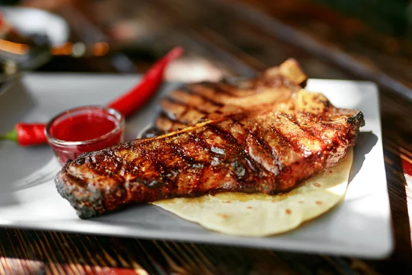 Hús Steak Chili Paprika Mártással Vértes Grill Hús Asztalra Nagy — Stock Fotó