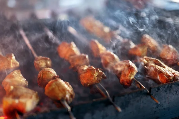 串に刺した肉を焼きます バーベキュー肉の部分がレストランでグリルで調理 高分解能 — ストック写真