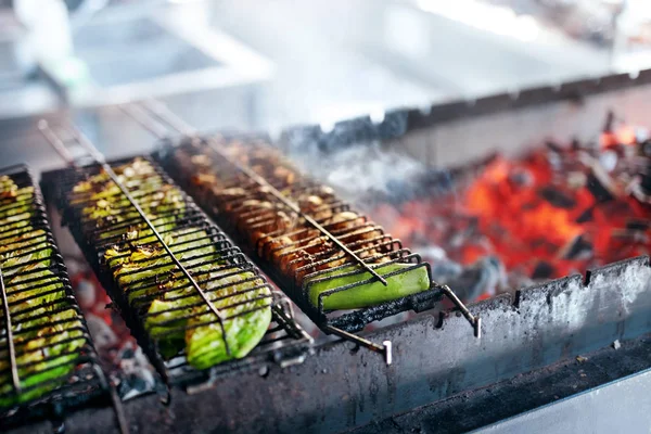 Vegetais Churrasco Grill Closeup Tomates Abobrinha Grelhando Espetos Cozinhando Calor — Fotografia de Stock