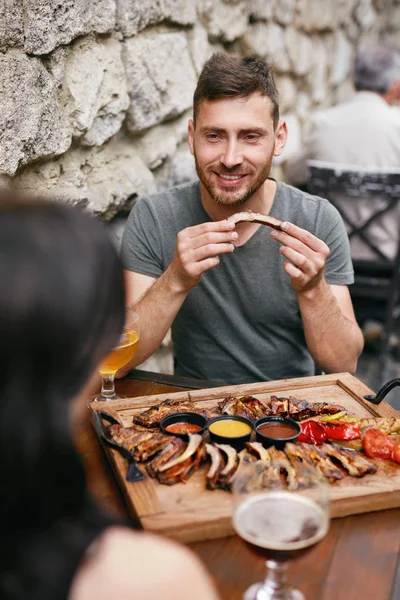 Hombre Comiendo Carne Barbacoa Con Cerveza Hombre Guapo Cenando Restaurante — Foto de Stock