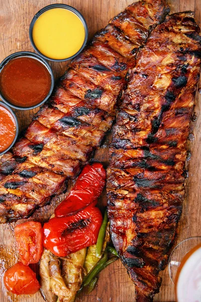 Essen Gegrilltes Fleisch Und Gemüse Mit Sauce Nahaufnahme Grills Schweinerippchen — Stockfoto