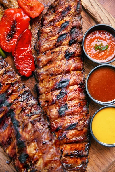 焼き肉や野菜をソースのクローズ アップ グリル レストランでスペアリブ 高分解能 — ストック写真
