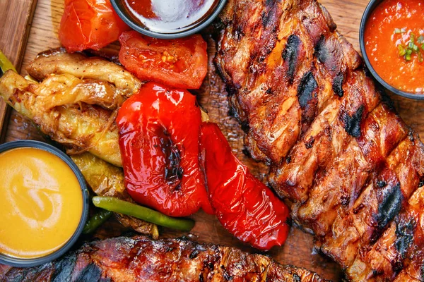 Essen Gegrilltes Fleisch Und Gemüse Mit Sauce Nahaufnahme Grills Schweinerippchen — Stockfoto