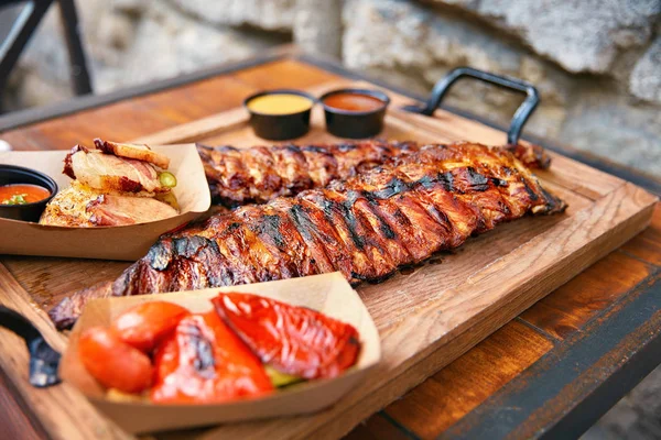 Élelmiszer Vértes Grillezett Bordák Barbecue Étterem Oldalas Zöldséges Mártással Tálcán — Stock Fotó