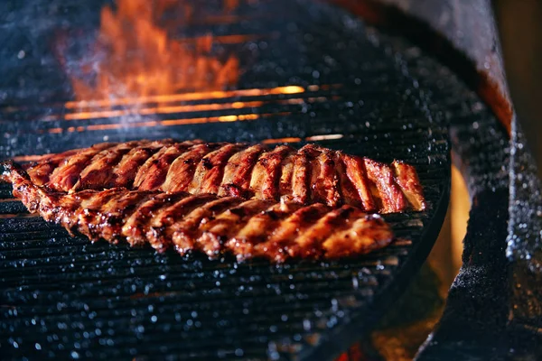 スペアリブ グリル クローズ アップで調理 火で焼く肉を料理 高分解能 — ストック写真