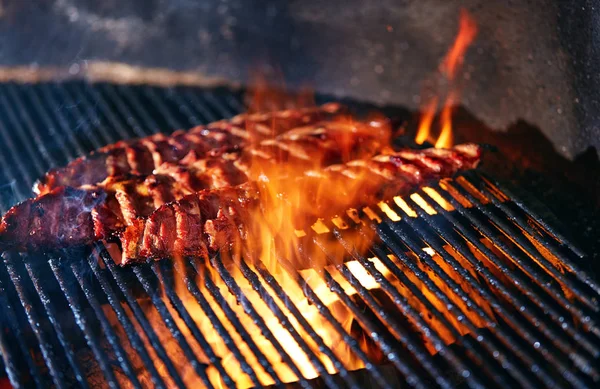 Főzés Vértes Grill Sertésborda Főzés Tűz Grillezés Hús Nagy Felbontású — Stock Fotó