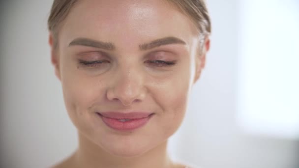 Vitamina. Mujer sana tomando suplemento de dieta Primer plano — Vídeos de Stock