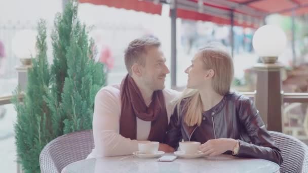 Romantisches Paar trinkt Kaffee bei Verabredung im Straßencafé — Stockvideo