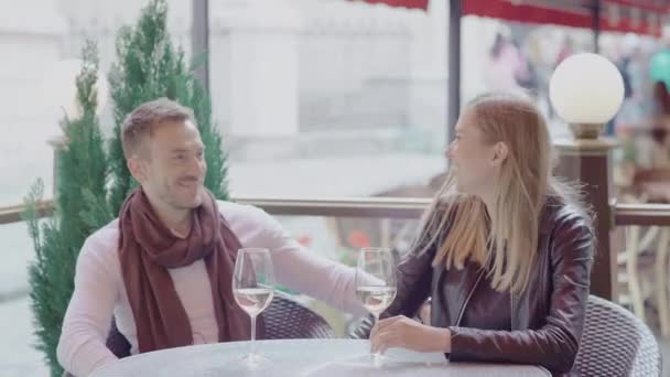 Пара п'є вино і розважається разом в ресторані Outdo — стокове відео