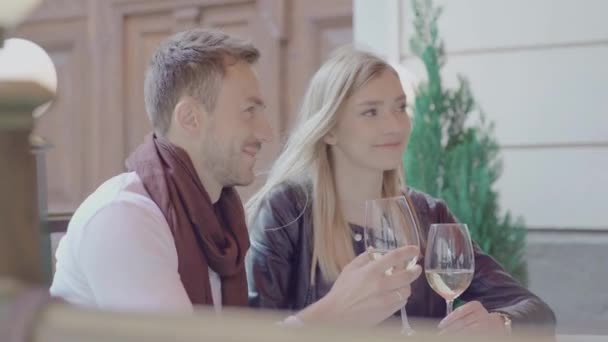 Pareja en fecha beber vino en el café al aire libre — Vídeo de stock