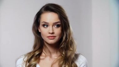 Güzellik Surat. Kameraya Gülümseyen Doğal Makyajlı Kadın