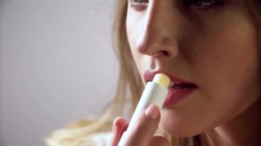 Dudaklar umursar. Koruma Lip Balsam Kapanışı Yapan Kadın
