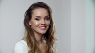 Doğal makyajlı güzel bir kadın Kameraya gülümsüyor