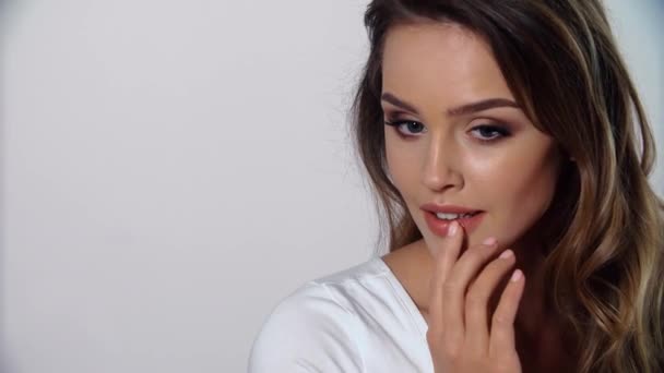 Soins de la peau des lèvres. Femme avec maquillage beauté toucher lèvre — Video