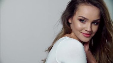 Güzellik. Doğal makyajlı gülümseyen güzel bir kadın portresi