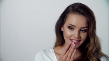 Güzel yüzlü, makyajlı, dokunaklı dudaklı bir kadın.