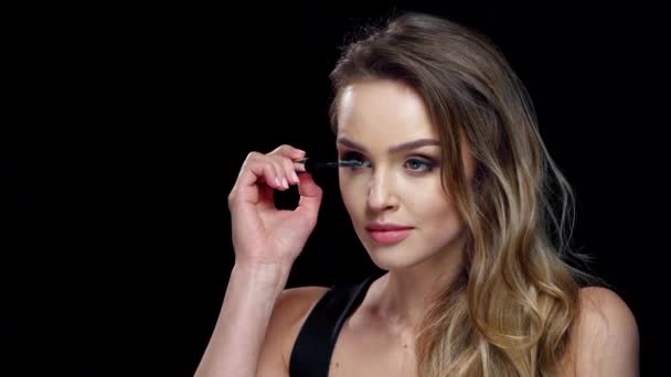 Maquiagem de moda. Mulher fazendo maquiagem de olhos com rímel — Vídeo de Stock