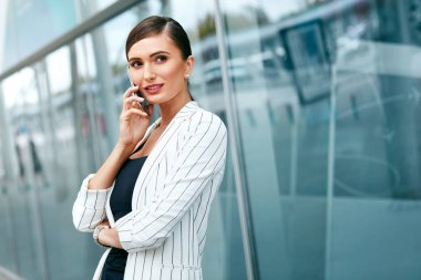 Güzel bir kadınla iş ofisinin telefon iş