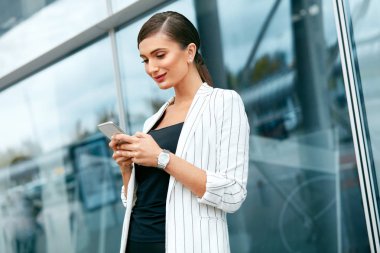 Telefon kullanma Office bir iş kadını. Güzel kadın işçi ile Smartphone açık havada. Yüksek çözünürlük