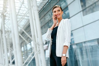 Güzel bir kadınla iş ofisinin telefon iş