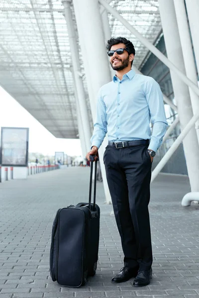 Viaje de negocios. Hombre viajando con el caso en el aeropuerto — Foto de Stock