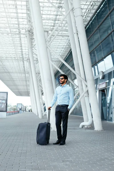 Viaje de negocios. Hombre viajando con el caso en el aeropuerto — Foto de Stock