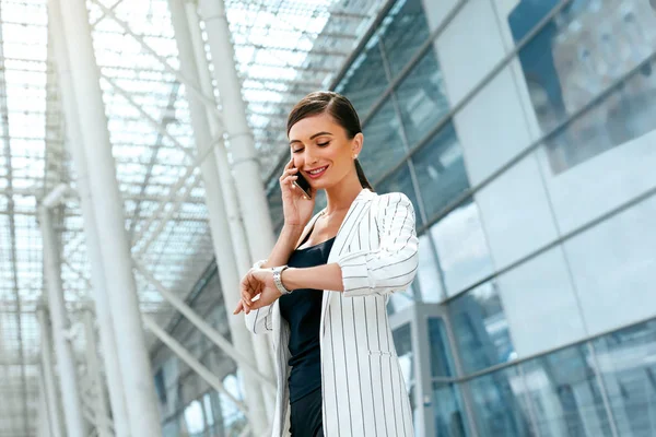 Mooie vrouw met telefoon werk in de buurt van Business Office — Stockfoto