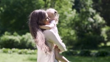 Anne ve kızı boş zaman birlikte doğada harcama