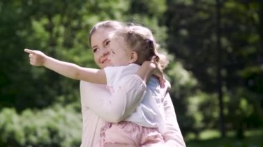 Mutlu bir aile. Kadın ve sarılma ve öpüşme doğada çocuk