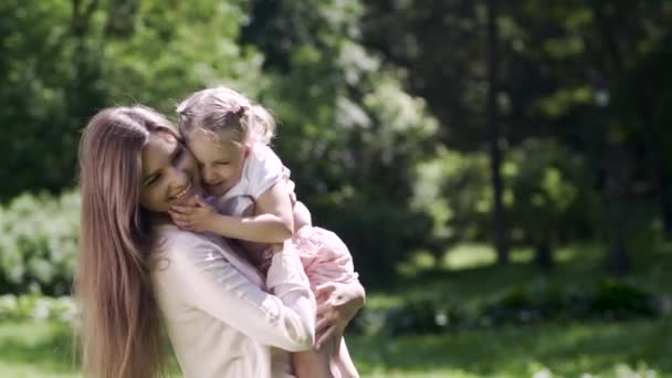 Mamma och barn njuta av fritidsaktiviteter tillsammans på Park — Stockvideo