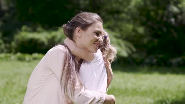Boldog család. Nő és gyerek átölelve és megcsókolta a természet — Stock videók