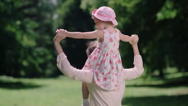Familienspaß. Mutter und tochter spielend und lachen im park — Stockvideo