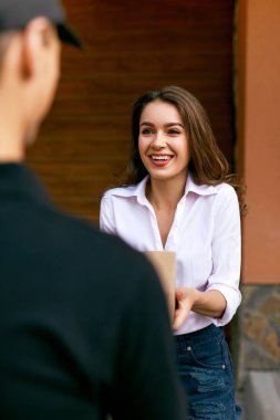 Ekspres teslimat hizmeti. Kadın Kurye teslim paketi