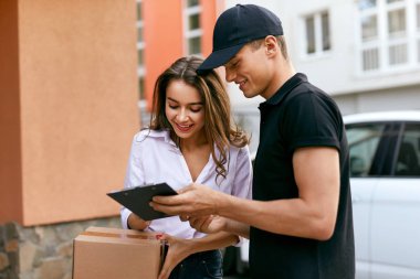 Evde kadına paket teslim kurye