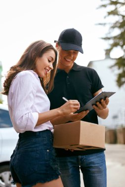 Evde kadına paket teslim kurye