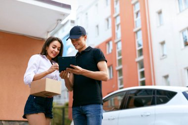 Evde kadına paket teslim kurye