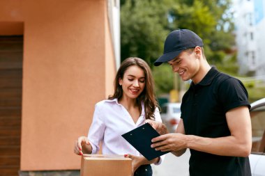 Evde kadına paket teslim kurye