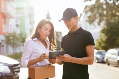 Kadın için Belge imzalama istemci paketi teslim kurye