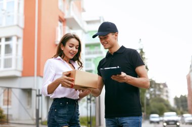 Teslimat kurye. Kadın adam teslim paketi