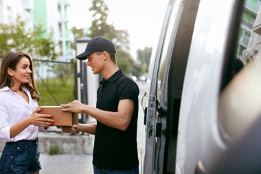 Teslimat hizmeti. Kadın araba yakınındaki paket sunma kurye