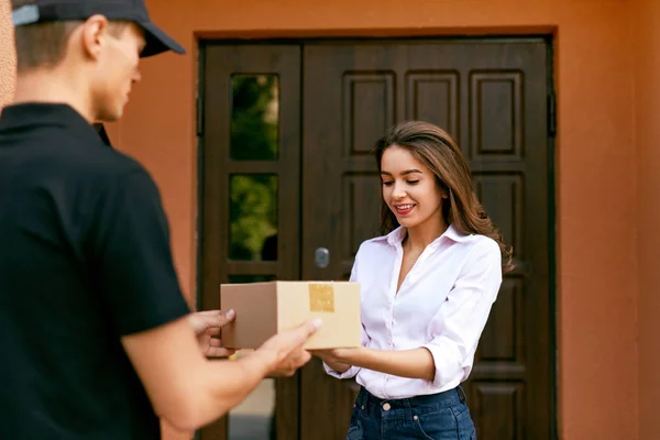 Serviço de entrega expressa. Courier entregando pacote para a mulher — Fotografia de Stock