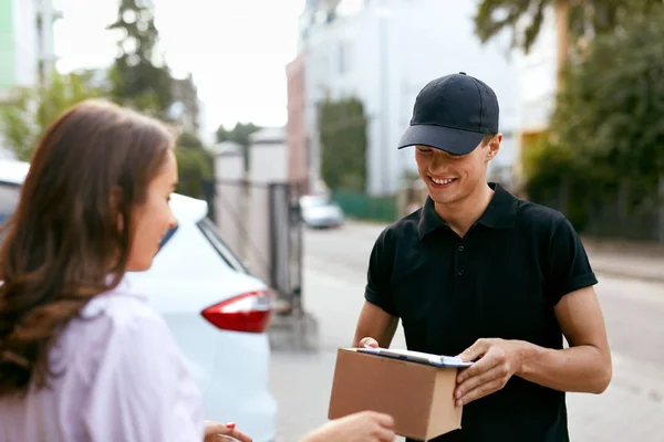 Express Delivery Service. Courier Delivering Package To Woman — Stock Photo, Image