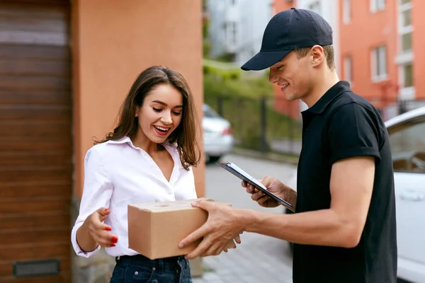 Serviço de entrega expressa. Courier entregando pacote para a mulher — Fotografia de Stock